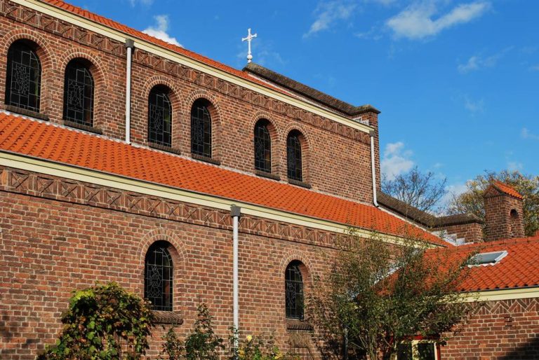 Zijaanzicht Dominicuskerk vanuit de binnentuin