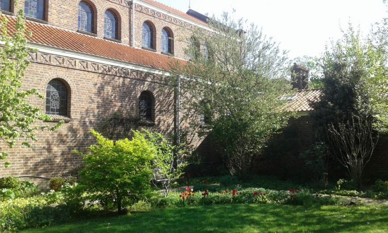 Zijaanzicht Dominicuskerk vanuit binnentuin, april 2019