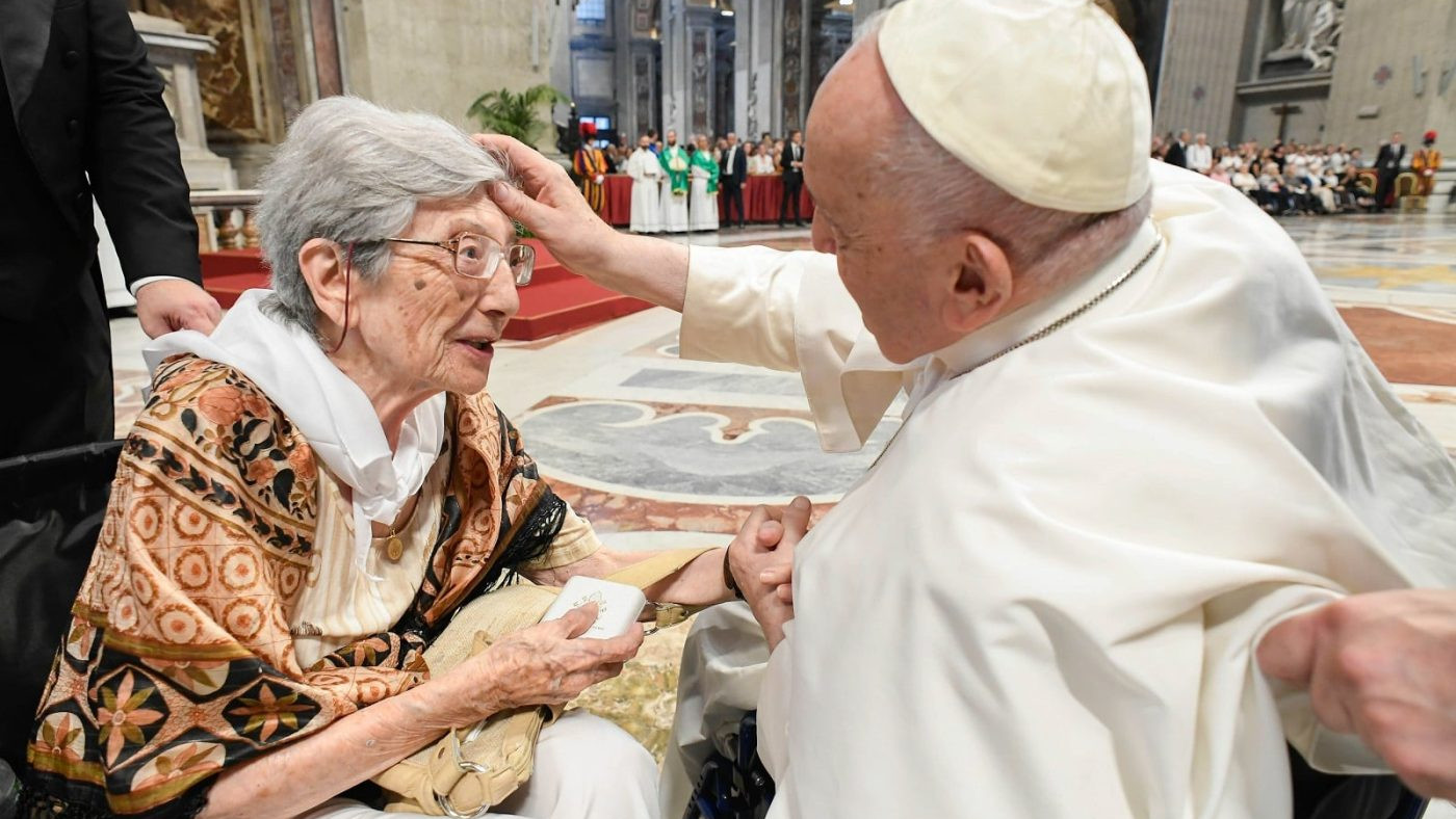 Paus met ouderen Foto CNS-Vatican Media