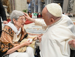 Paus met ouderen Foto CNS-Vatican Media