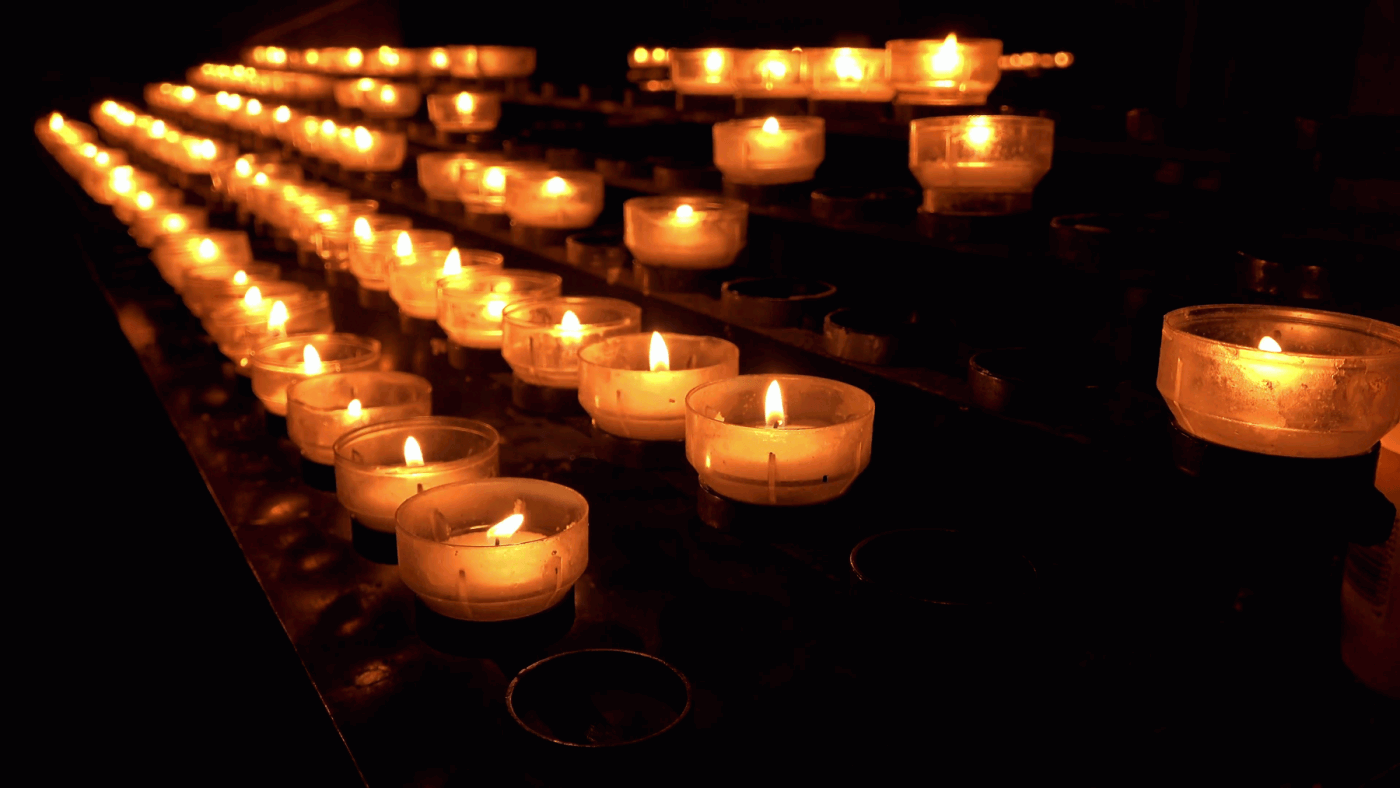 burning-candles-in-church-as-a-memorial-4k_nkjgfwa8__F0000