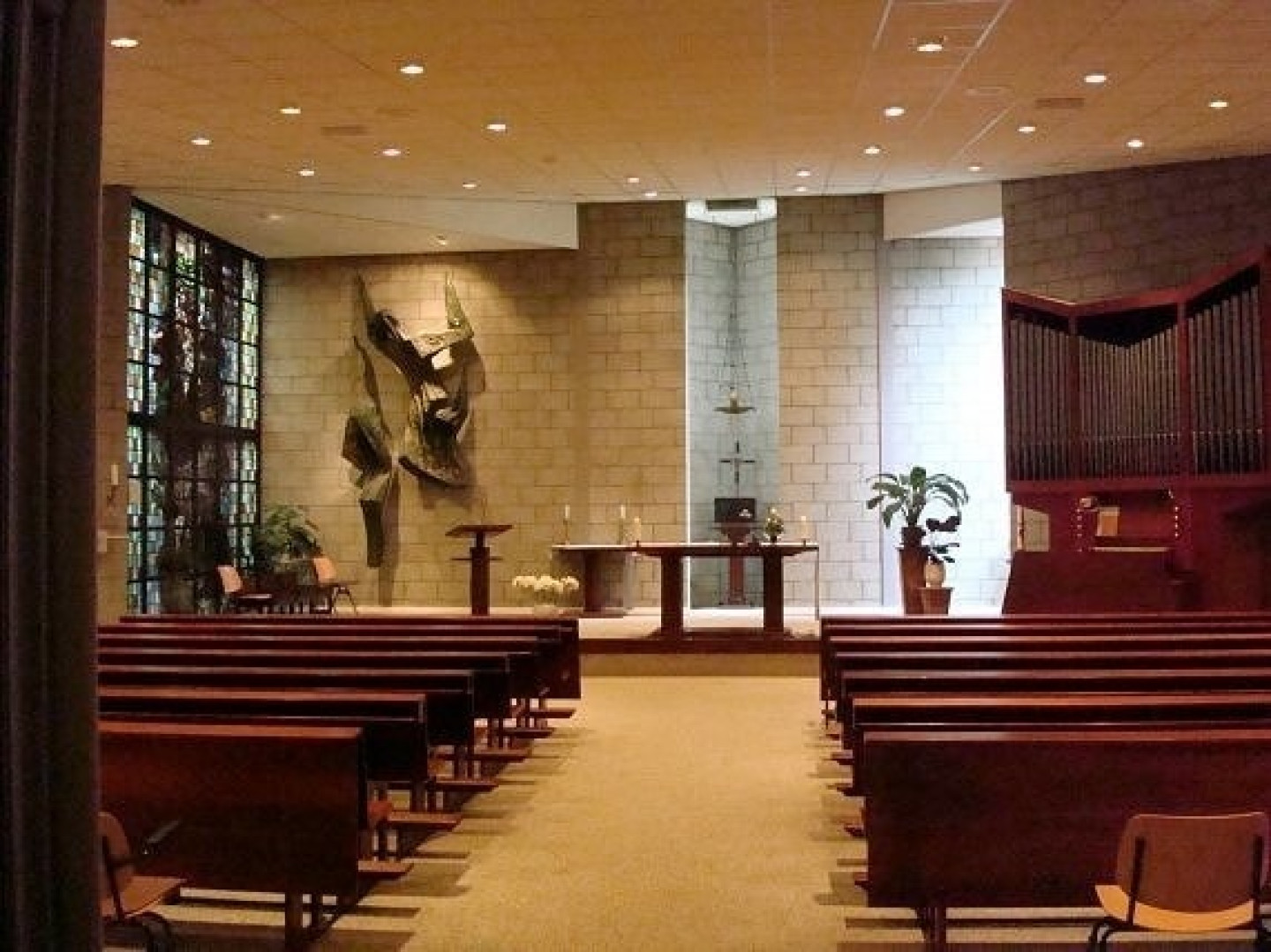 Johannes-Bernardus interieur-van-de-kerkzaal