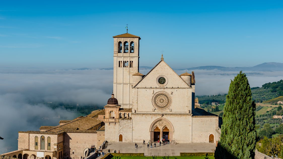 Uitzicht op de basiliek van San Francesco in Assisi foto Duc Tinh Ngo Pexels